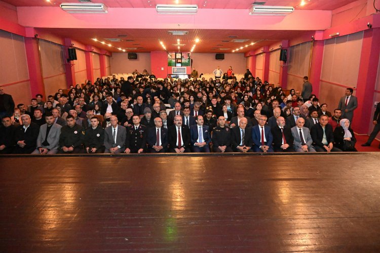 SALİHLİ'DE İSTİKLAL MARŞI'NIN KABULÜ VE MEHMET AKİF ERSOY'U ANMA GÜNÜ PROĞRAMI YAPILDI