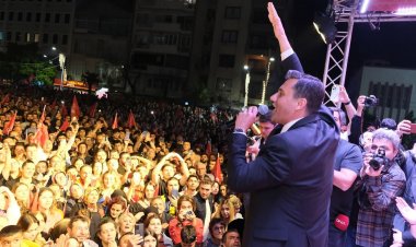 Ferdi Zeyrek Cumhuriyet meydanından "Herkesin Başkanı Olacağım".